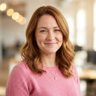 Emily Watson, Directora de Servicio al Cliente en Vela Provechoria